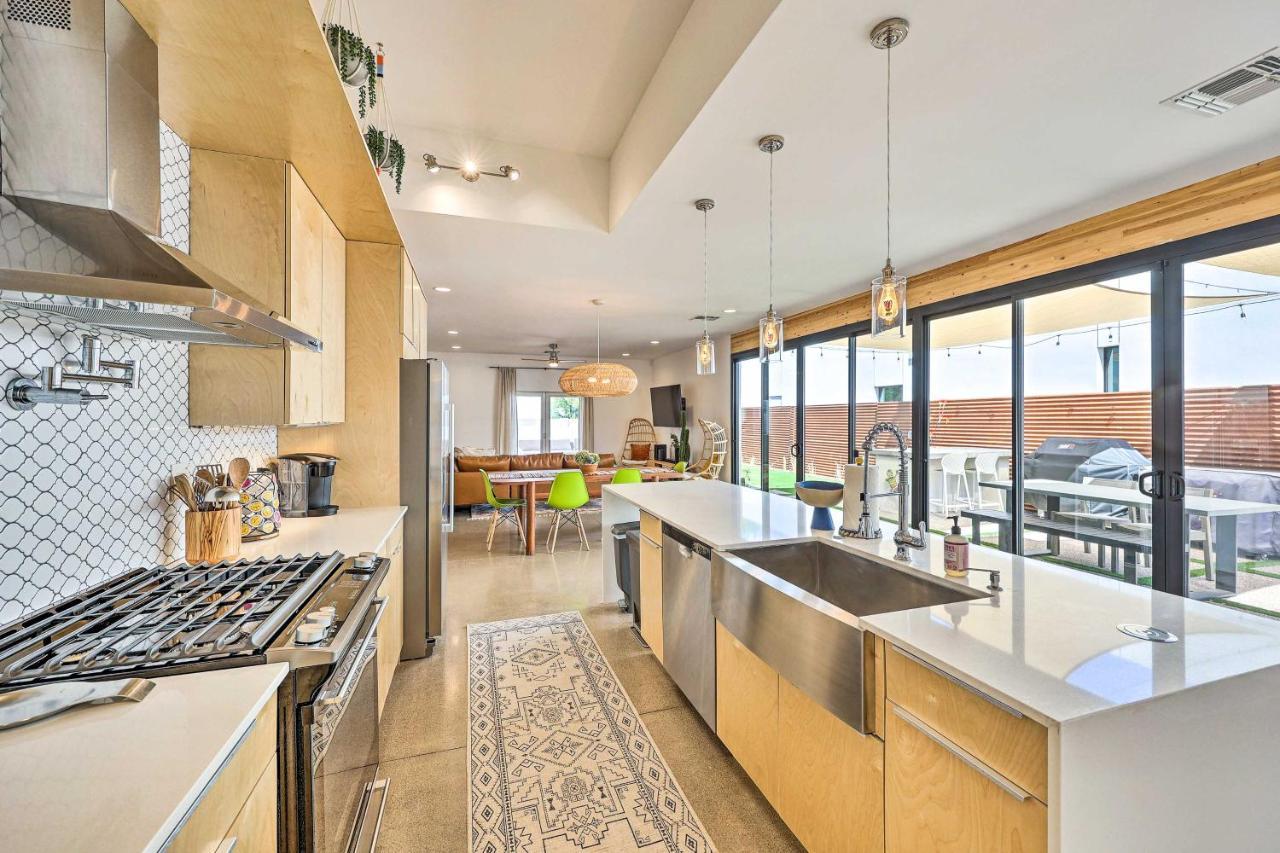 Convenient Phoenix Home With Heated Pool And Grill! Exterior photo