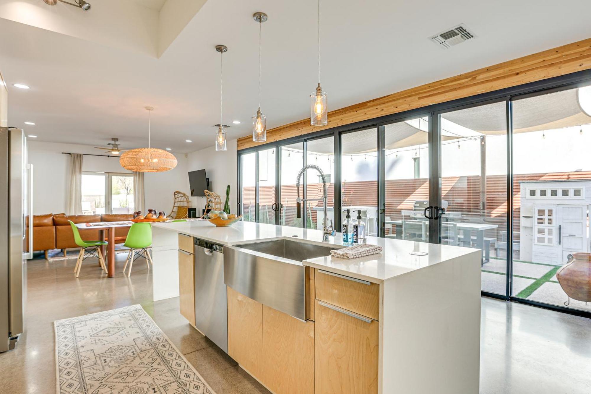Convenient Phoenix Home With Heated Pool And Grill! Exterior photo